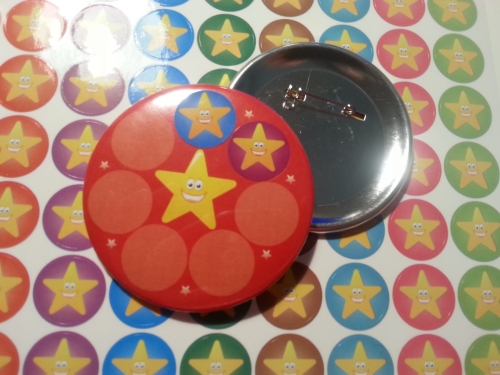 przypinka do zbierania naklejek