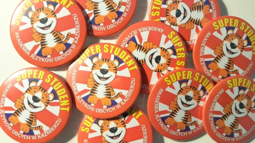 przypinki dla dzieci język angielski super student  (tygrys) przykładowa realizacja