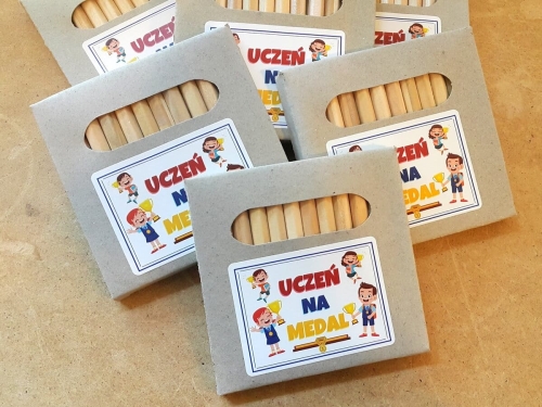 kredki uczeń na medal.jpg