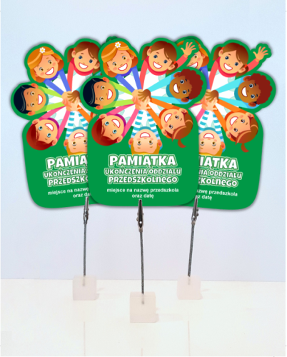 Pamiątka ukończenia oddziału przedszkolnego dzieci ZIELONE  stojaczek na upominek.png