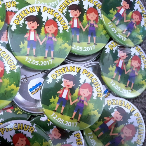 przypinka Małego Podróżnia przykładowe napisy