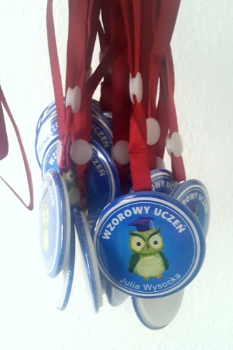 Medal na tasiemce: "Wzorowego Ucznia (Sowa 3)" + nadruk