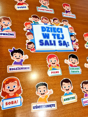 dekoracja na drzwie dzieci w tej sali.jpg