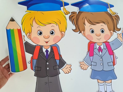 dekoracja duże dzieci z kredkami