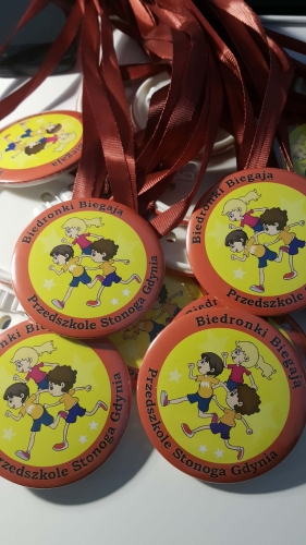 Medal na tasiemce: "Biegnące dzieci" + nadruk