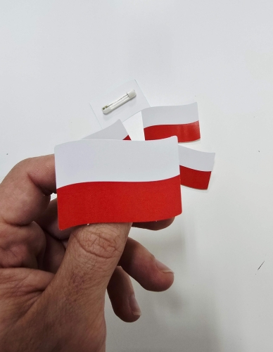 Papierowa flaga Polski przypinka agrafce