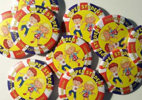 przypinki dla dzieci język angielski super student  przykładowa realizacja