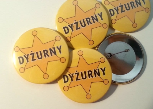 przypinka dyżurny