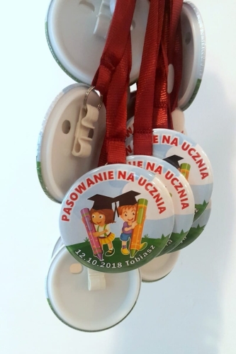 Medal: Pasowanie na Ucznia (Dzieci z ołówkiem) + twój napis