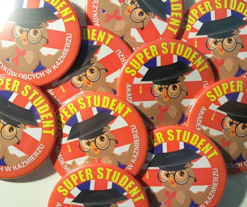 przypinki dla dzieci język angielski super student  (sowa) przykładowa realizacja