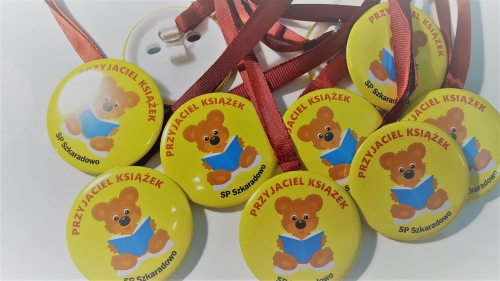 przypinka przyjaciela książek w postaci medalu 58mm