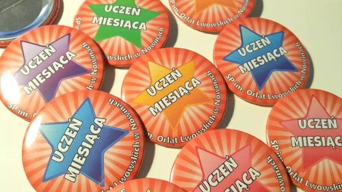 przypinki uczeń miesiąca - przykładowa realizacja